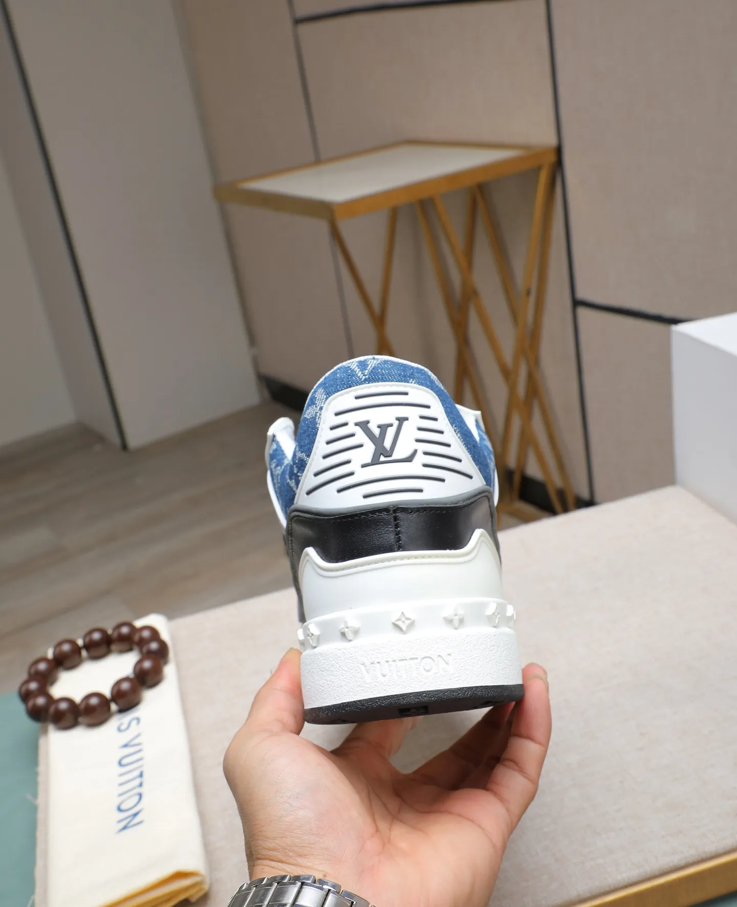 Men's men's shoes 💰640 LV are novel and fashionable, the uppers are made of imported cowhide, and they have a super trendy design! It’s eye-catching! The leather is soft, delicate, shiny and translucent, showing the ultimate hand-made craftsmanship, the tongue has the LV logo, and the mesh upper is soft, comfortable and breathable! Size: 38-44 (45 customized